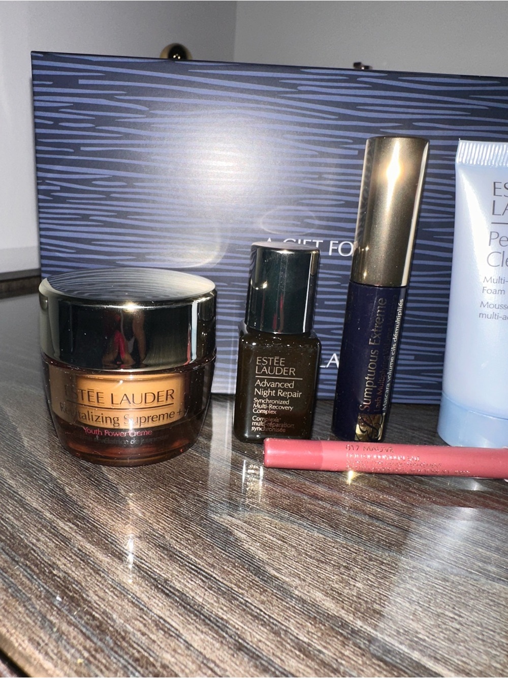 Estée Lauder 6 Piece Skincare & Make-up Set - Picture 5 of 6